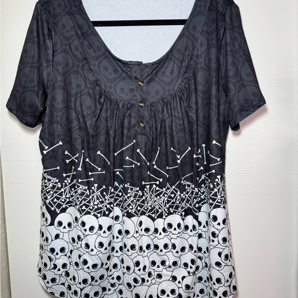Roshop Tops - NWT Roshop Women’s Skull Bones Black & White Polyester Blouse Size XLarge